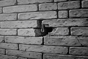 Duvarlarda göz yaşım saklı